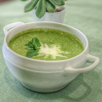 Суп-пюре із зеленого горошку на вершках